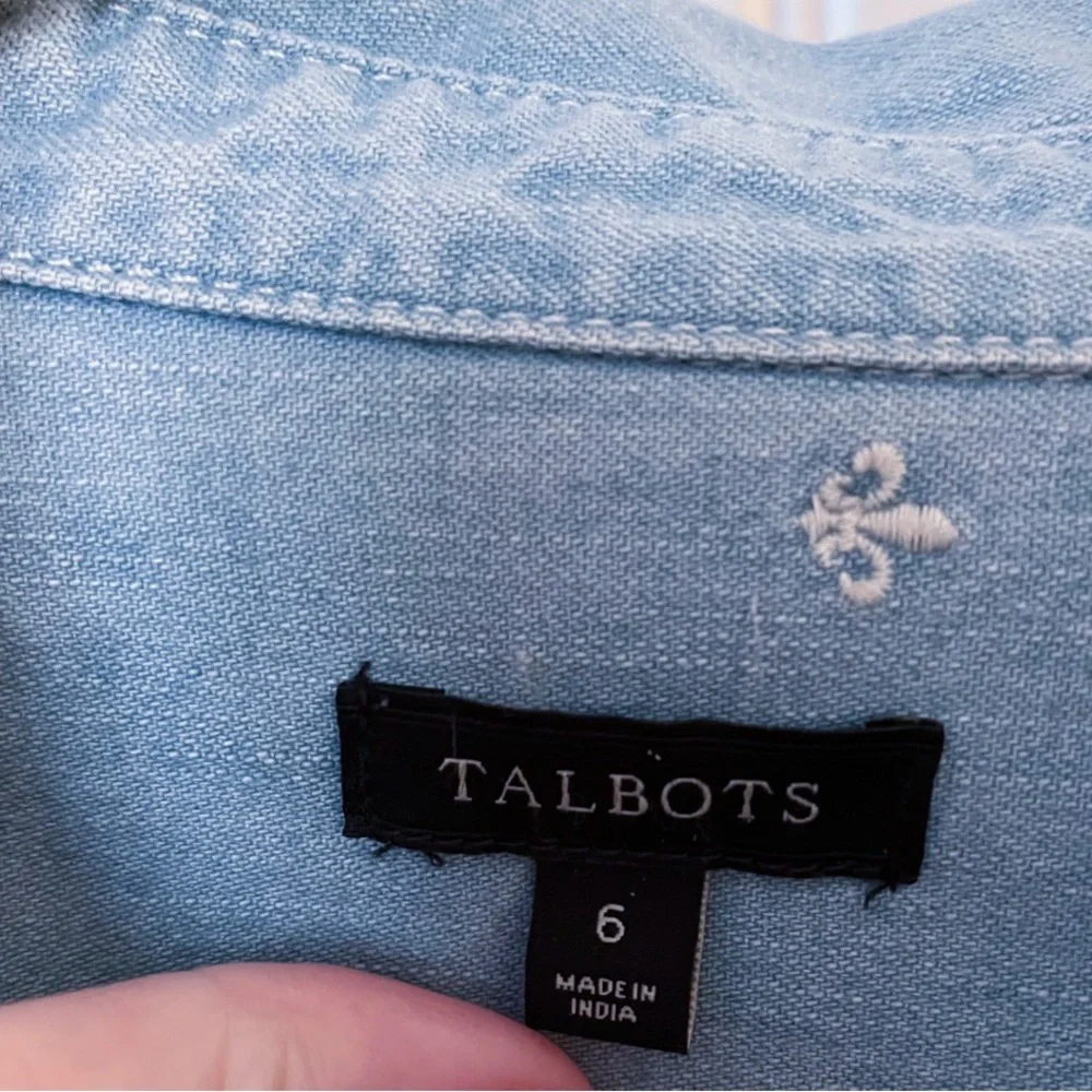 Talbots Light Blue Denim Fleur-de-lis Embroidered Button Up Fitted Shirt Size 6 - Picture 3 of 3